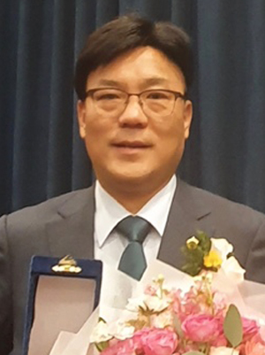 최만식 의원이 복지TV와 곰두리복지재단 주최 나눔과 배려 복지대상(지역발전부문)을 수상했다.