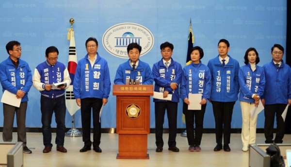 민주당 김병관 국회의원 후보를 비롯한 강남3구와 양천구 지역의 국회의원 후보들이 국회 소통관에서 회견을 하고있다.