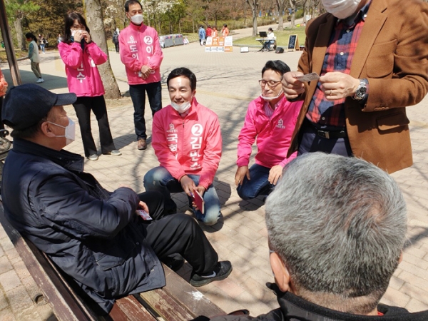 분당을 김민수 후보가 정병국 의원과 함께 중앙공원서 지지를 호소했다.