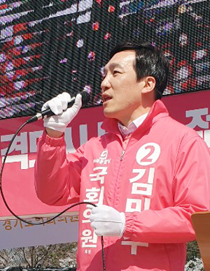 김민수 후보가 ‘주민밀착형유세’로 표심잡기 돌입했다.