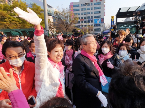 유세차에서 내려온 김종인 위원장이 김은혜 후보와 함께 야탑역 광장과 인근 거리를 오가며 시민들에게 인사하고 있다.