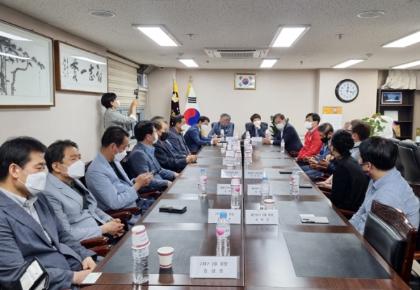 김은혜 당 대표 후보가 대구 서문시장 상인회를 찾아 관계자들과 면담했다.