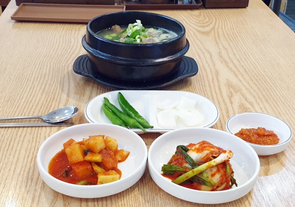 삼계탕은 한국인의 여름 보양식이다.
