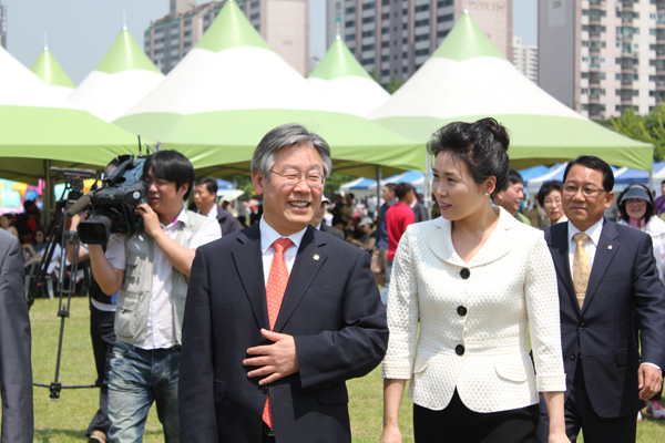이재명 후보가 성남시장 시절 부인 김혜경씨와 관내 한 행사장에 모습을 보였다.