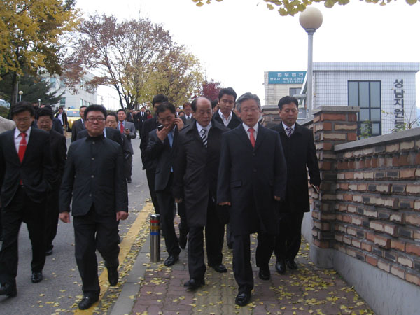 2010년 이재명 성남시장이 공직선거법 위반으로 검사구형을 받고 성남지원 청사를 내려오고 있다.