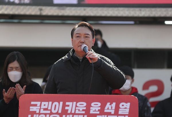 국민의힘 윤석열 후보가 성남분당 야탑역에서 집중 유세를 펼쳤는데 2,000여 시민 지지자가 결집해 엄청난 인기를 실감했다.