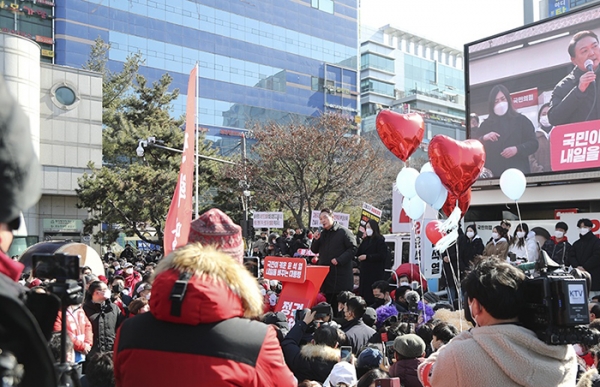 국민의힘 윤석열 후보가 성남분당 야탑역에서 집중 유세를 펼쳤는데 2,000여 시민 지지자가 결집해 엄청난 인기를 실감했다.