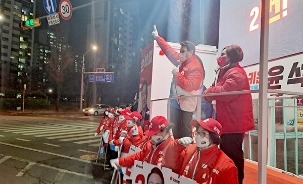 국민의힘 성남분당을당원협의회가 무지개사거리에서 윤석열 후보지지 야간 집중유세를 펼쳤다.