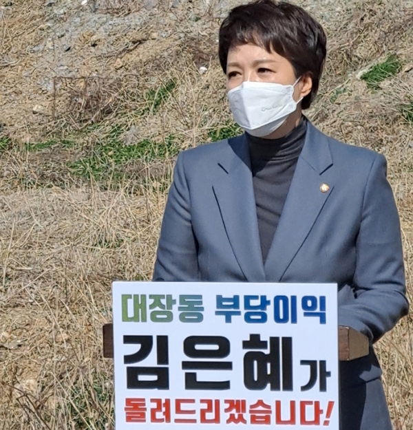 경기도지사 출마를 선언한 국민의힘 김은혜 의원이 첫 번째 일정으로 지난 대선 당시 특혜 의혹으로 점철된 성남시 대장동의 한 개발현장을 방문해 포부를 밝혔다.