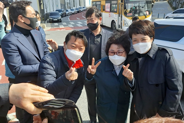 경기도지사 출마를 선언한 국민의힘 김은혜 의원이 첫 번째 일정으로 성남시 대장동의 한 개발현장을 방문해 포부를 밝혔다.