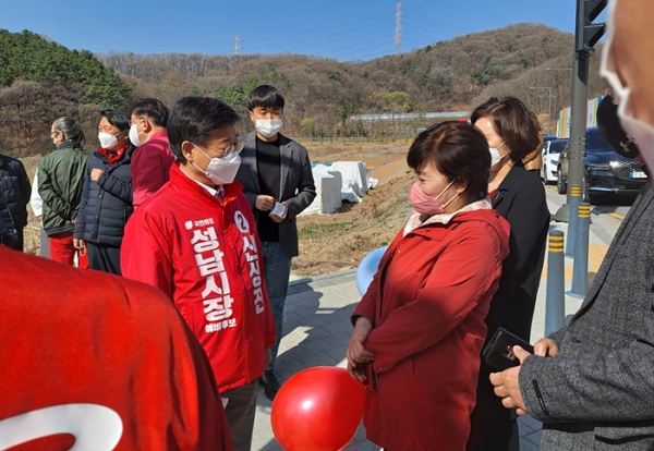 이날 김은혜 의원의 대장동 현지 방문에서 국민의힘 신상진 예비후보가 찾아와 시민들에게 인사를 했다.