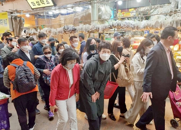 김은혜 의원이 수원 못골시장과 지동시장을 방문해 상인과 장보기를 나온 시민들과 인사를 나누고 사진도 함께 찍고 민생을 살폈다.
