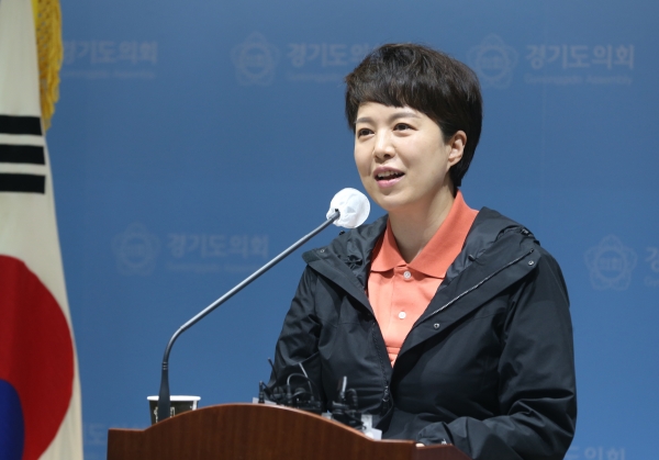 김은혜 경기도지사 후보가 경기도의회 브리핑룸에서 출산과 보육공약 기자회견을 펼치고 있다.