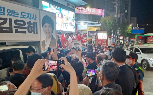 국민의힘 후보들이 야간 유세를 펼치는 성남중앙시장 사거리