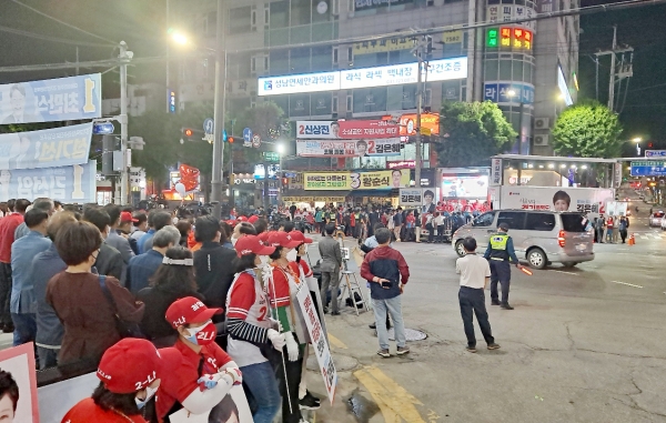 국민의힘 후보들이 야간 유세를 펼치는 성남중앙시장 사거리