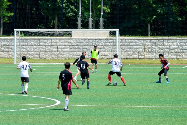 삼부축구회 회원들이 양팀으로 나뉘어 축구경기를 즐기고 있다.