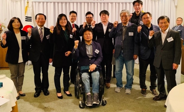 성남시장애인체육회 임원들이 경기도장애인체육대회에서 선수단의 선전을 응원하는 화이팅을 외치고 있다.