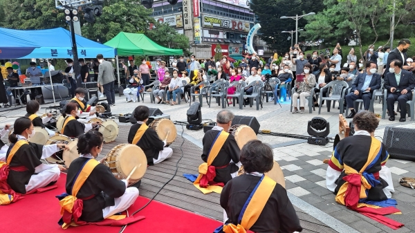오리낭만축제가 3일 오리역광장 특설무대에서 펼치고 있다.