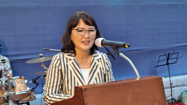 성남시의회 박은미 부의장이 축사를 하고 있다.