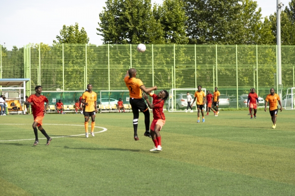 아프리카 출신 유학생들이 성남에서 축구경기로 화합을 이끌어내고 있다.