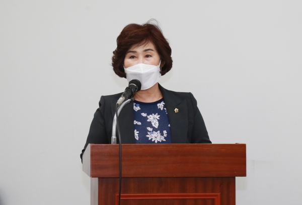 정연화 의원이 16일 ‘성남시 공영주차장 요금 감면 지원 발의안’을 제출하면서 이 방의안을 설명하고 있다.