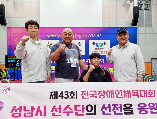 김성하 상임부회장(오른쪽 첫 번째)이 영암군 삼호종합문화센터 역도경기장에서 황찬우 선수(역도, 두번째)를 격려하고 있다.