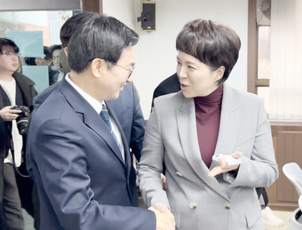 김은혜 후보(오른쪽)이 김동연 경기도자사와 대화를 나누고 있다.